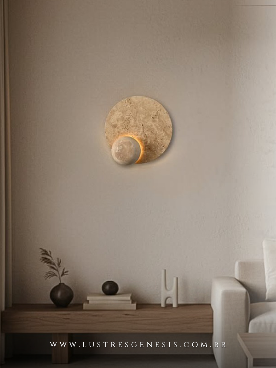 Arandela Pedra Natural Travertino Bellagio &Oslash;23cm instalada em parede de sala moderna, destacando ilumina&ccedil;&atilde;o suave e design sofisticado em ambiente minimalista.